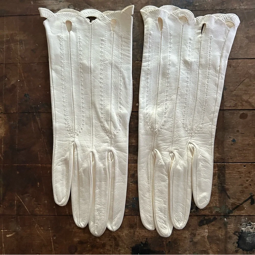 Valentino Garavani Cream Scalloped Leather Gloves
